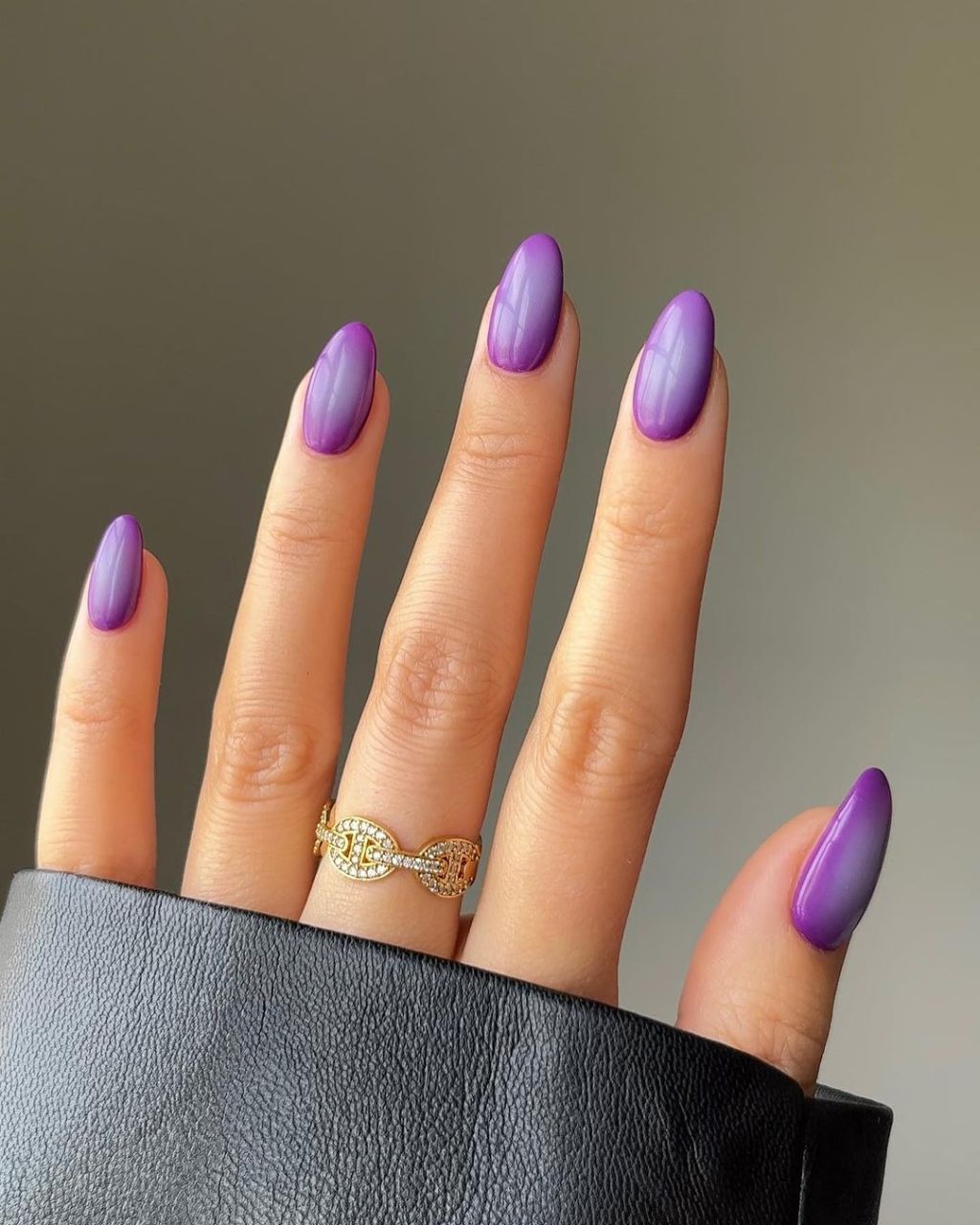 https://zoraa.net/wp-content/uploads/2025/12/moody-purple-almond-shaped-aura-nails.jpg