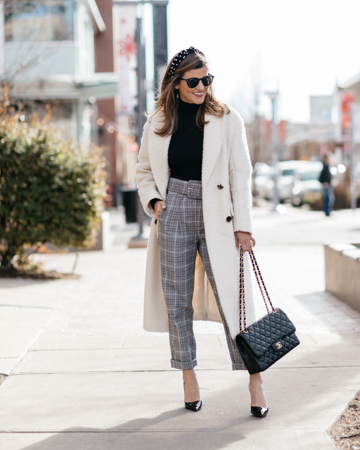 https://zoraa.net/wp-content/uploads/2025/12/plaid-pants-black-turtleneck-white-coat-work-outfit-business-casual-7.jpg